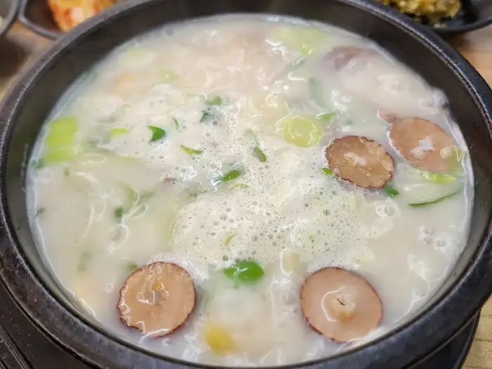 김이 모락모락 나는 해장국 뚝배기 클로즈업
