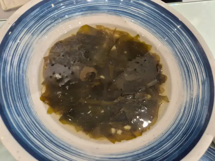 맑은 육수에 김이 모락모락 나는 미역 또는 다시마 무침