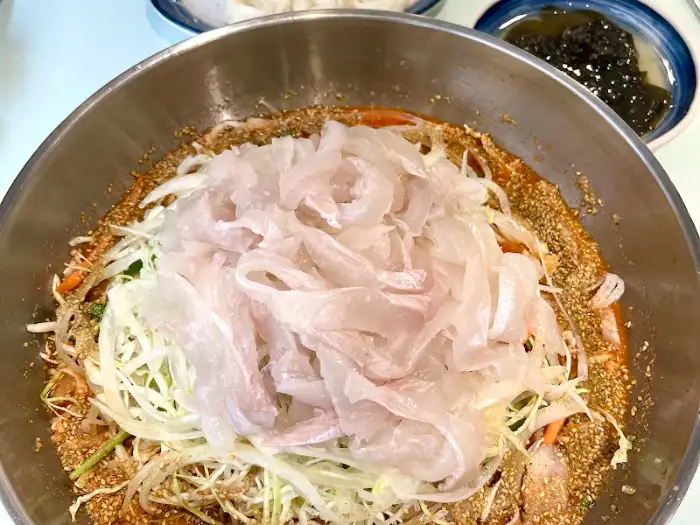 곱게 채 썰린 생선회와 채소가 어우러진 물회