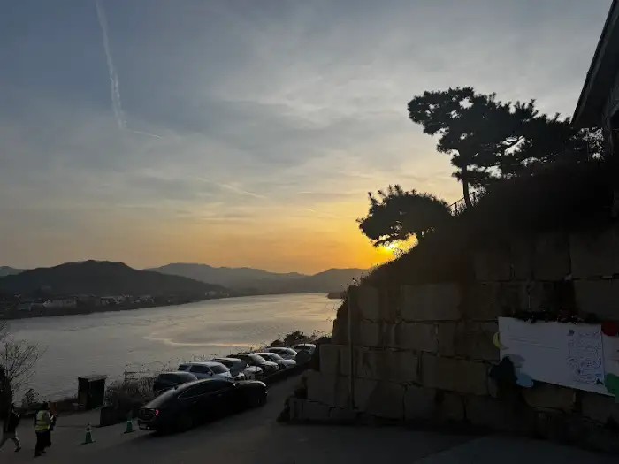 주차장에서 바라본 남한강과 노을 풍경