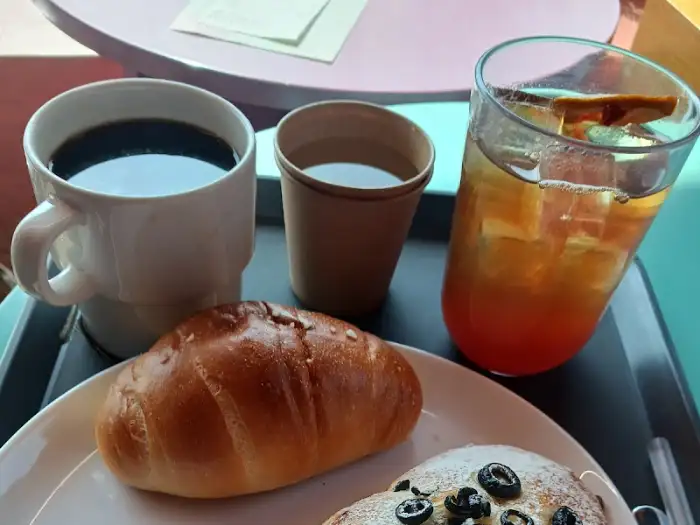 커피와 빵이 담긴 테이블 모습
