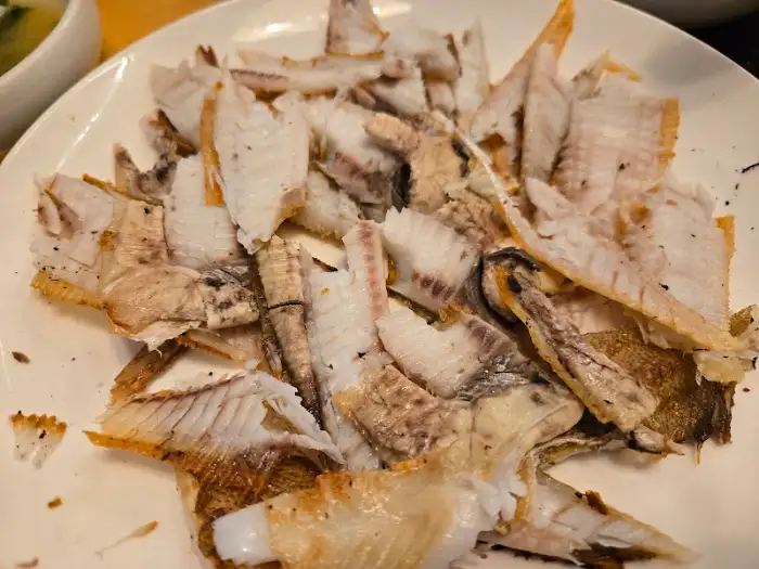 접시에 담긴 도다리 살점