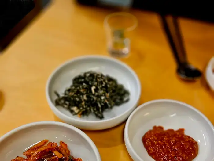 정갈하게 담긴 밑반찬들