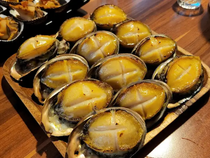 큼지막한 전복 요리 클로즈업