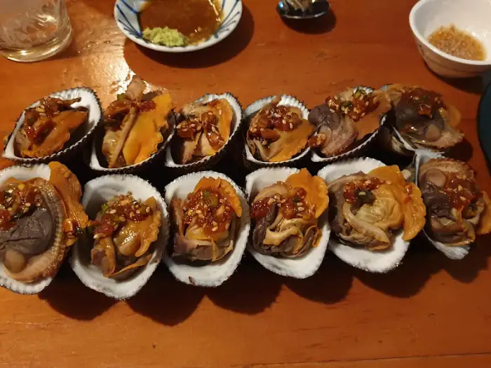 조개 껍질에 담긴 해산물 요리