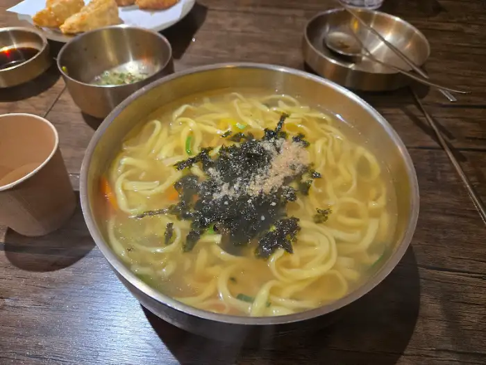 김가루와 깨가 뿌려진 칼국수