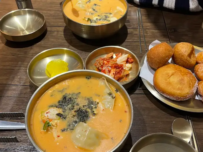 여러가지 메뉴가 함께 나온 테이블