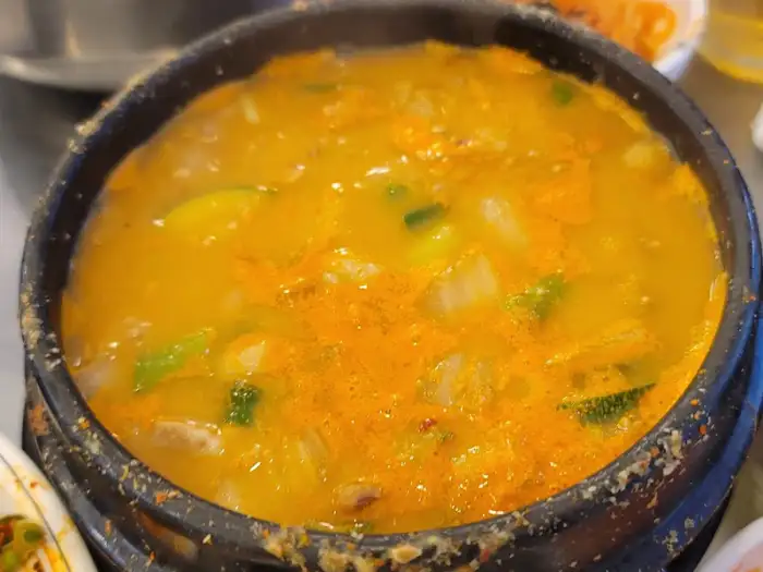 뚝배기에 담겨 나오는 뜨끈한 된장찌개 사진