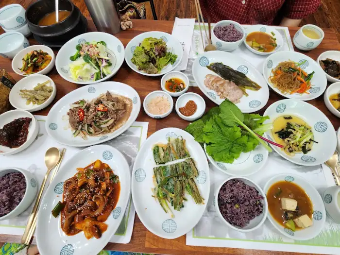 정갈하게 차려진 불고기정식 한 상 모습