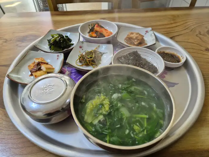 푸짐하게 차려진 한상차림