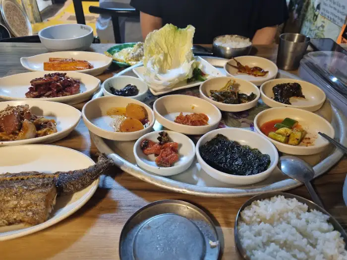 정갈하게 차려진 밥과 여러 가지 반찬, 그리고 생선구이.
