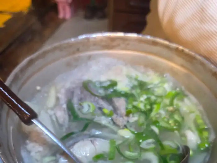 뜨끈한 국물이 인상적인 대구탕. 맑은 국물에 파가 송송 썰려 올라가 있다.