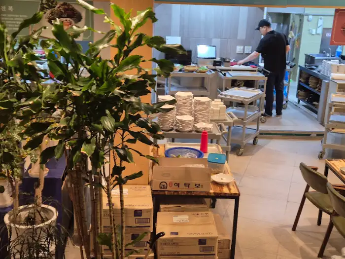 식당 내부의 청결한 주방 모습