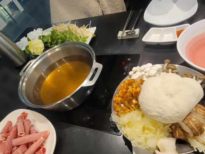 다양한 버섯과 샤브샤브 재료들이 담겨 있는 모습