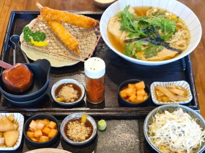 푸짐하게 차려진 겸손돈가스 세트 메뉴