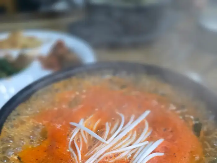 끓고 있는 섭국 모습