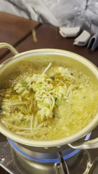 라면이 끓는 냄비
