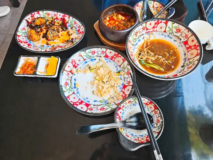 테이블에 놓인 다양한 대만 요리 중 마라 마파두부와 볶음밥이 보인다.