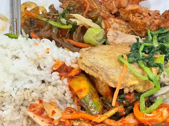 접시에 담긴 푸짐한 음식