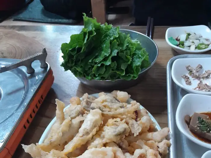 신선한 채소가 곁들여진 찌개