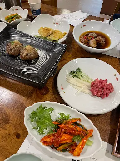 떡갈비와 육회, 그리고 곁들임 요리