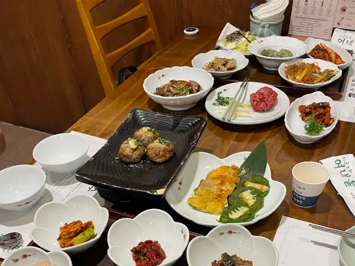 테이블에 차려진 푸짐한 한 상차림