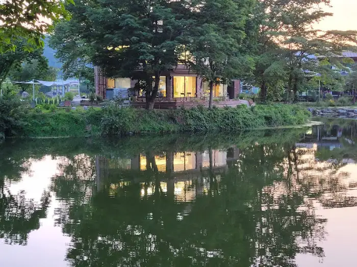 호수와 산이 보이는 창가 풍경