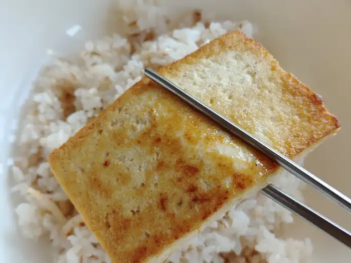 밥 위에 올려진 두부