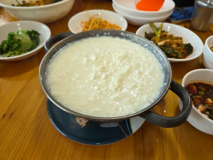 테이블 위 음식들