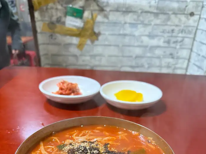 장칼국수와 곁들임 반찬