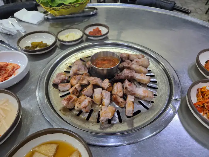 잘 구워진 흑돼지 조각들