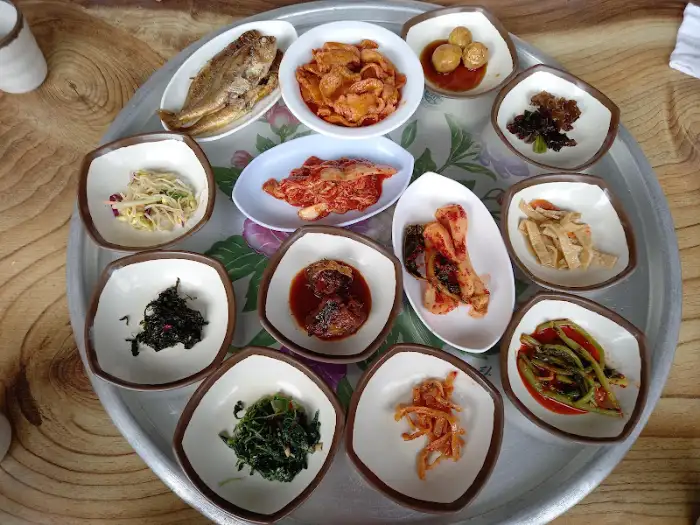 정갈하게 차려진 반찬들