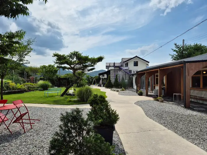 카페 주변 풍경과 야외 좌석