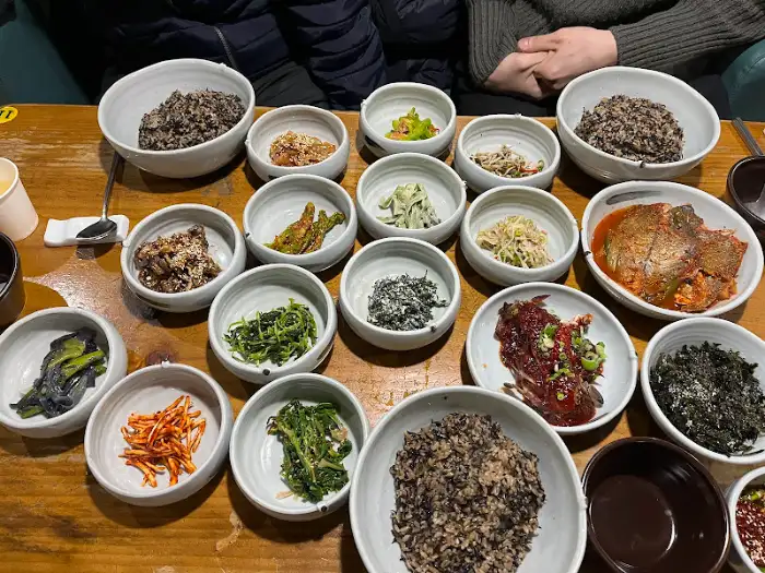 다양한 반찬과 톳밥