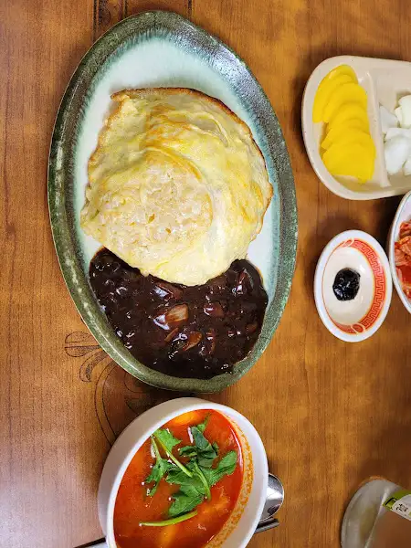 짜장면과 볶음밥, 짬뽕 국물이 함께 나온 세트 메뉴