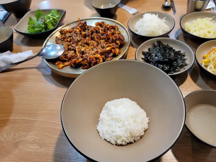 불맛 쭈꾸미볶음과 밥, 그리고 곁들임 반찬