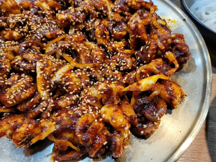 접시에 가득 담긴 먹음직스러운 쭈꾸미볶음 클로즈업
