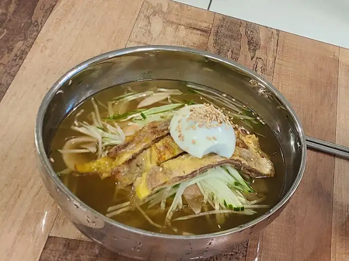 그릇에 담긴 시원한 밀면