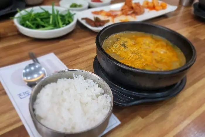 추어탕과 밥, 그리고 곁들여 나오는 반찬들