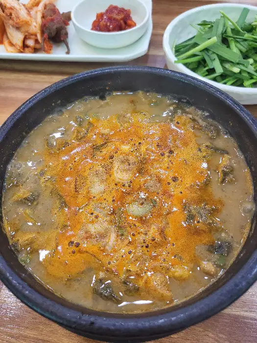 진하고 구수한 추어탕의 클로즈업
