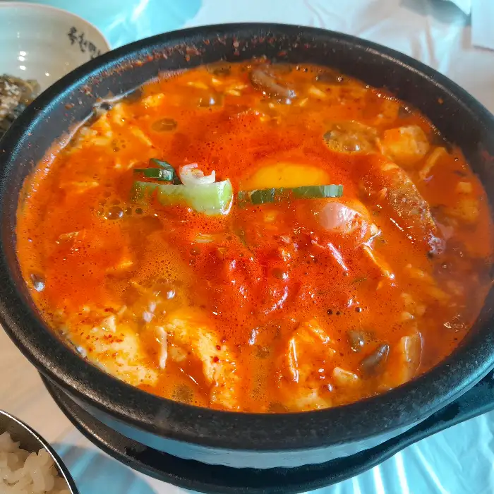 김이 모락모락 나는 얼큰한 순두부찌개