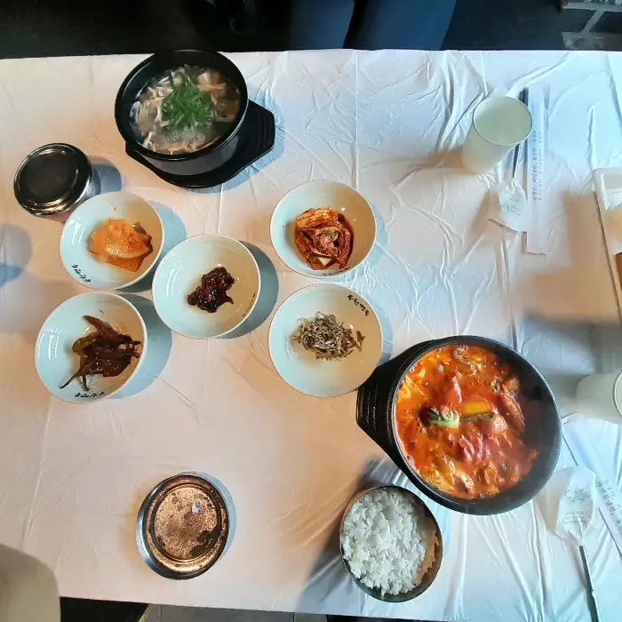 순두부찌개와 함께 나온 정갈한 반찬들
