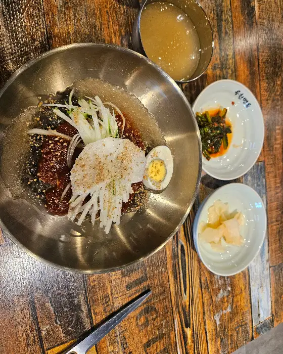 먹음직스러운 비빔냉면 한 그릇
