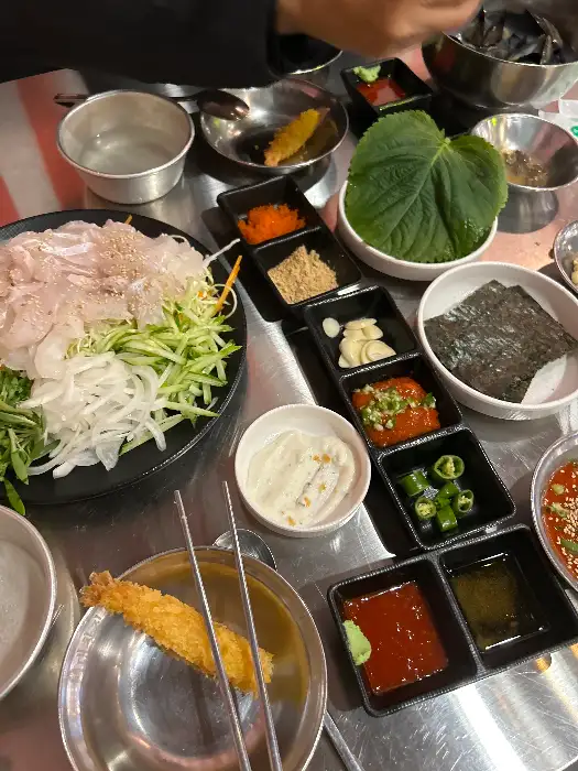 막회와 다양한 곁들임 채소