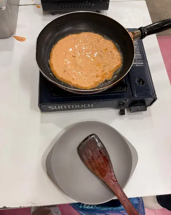 셀프바에서 김치전을 부치는 모습