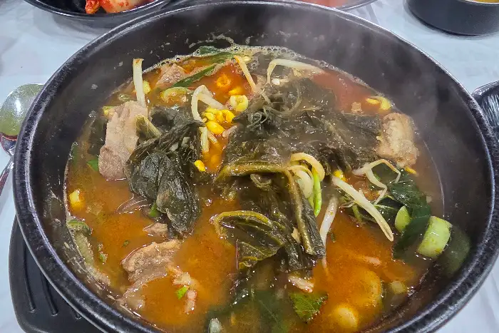 얼큰한 국물의 갈비국밥