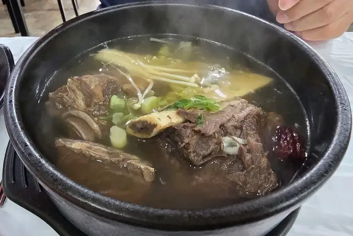 왕갈비탕의 갈비와 국물