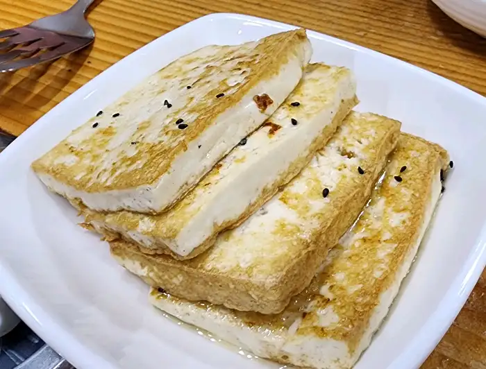 노릇하게 구워진 두부