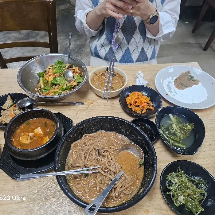 테이블에 차려진 다양한 한정식 반찬과 메인 메뉴