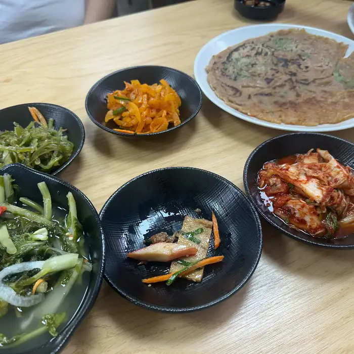 다양한 반찬들과 함께 차려진 음식들